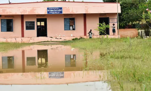 தொடக்கப்பள்ளி-குடியிருப்புகளை மழை நீர் சூழ்ந்ததால் மக்கள் அவதி