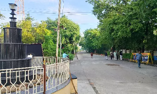 நவீன கழிப்பறைகள், பூங்கா வசதியுடன் ரவுண்டுரோடு நடைபாதை ரூ.2 கோடியில் சீரமைப்பு - கமிஷனர் தகவல்