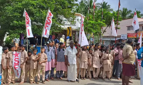 பஸ் வசதி கேட்டு  மறியலுக்கு முயன்ற மாணவர்கள்