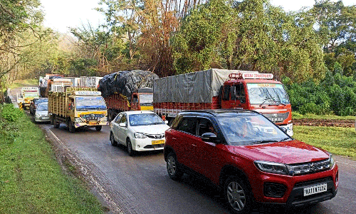 பல கிலோ மீட்டர் தூரத்துக்கு அணிவகுத்து நிற்கும் வாகனங்கள்
