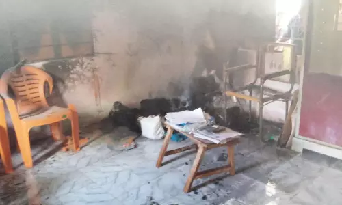 வி.ஏ.ஓ. அலுவலகத்திற்கு தீ வைப்பு- பயனாளிகளுக்கு வழங்க இருந்த வேட்டி, சேலைகள் எரிந்து நாசம்