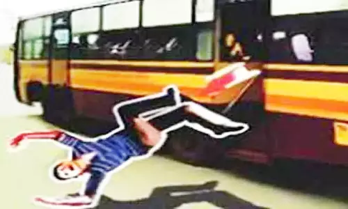 பஸ் படிக்கட்டிலிருந்து தவறி விழுந்து பள்ளி மாணவன் படுகாயம்