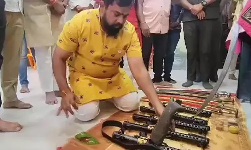 தெலுங்கானாவில் துப்பாக்கி, ஆயுதங்களை வைத்து பூஜை செய்த பா.ஜ.க. எம்.எல்.ஏ.