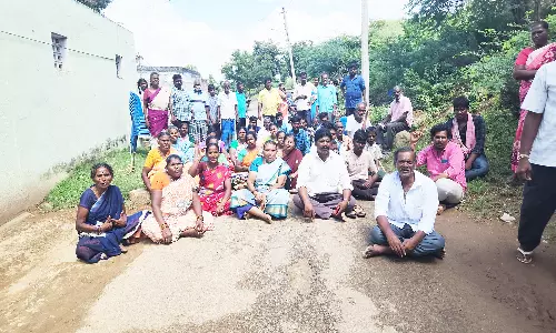 இறந்தவர் உடலை புதைக்க விடாததால் உறவினர்கள் போராட்டம்