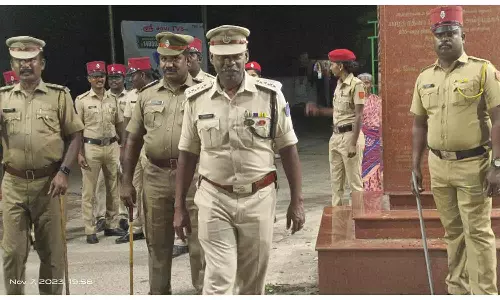 மக்கள் பீதியை தவிர்க்க கிராமங்களில் போலீஸ் அணிவகுப்பு