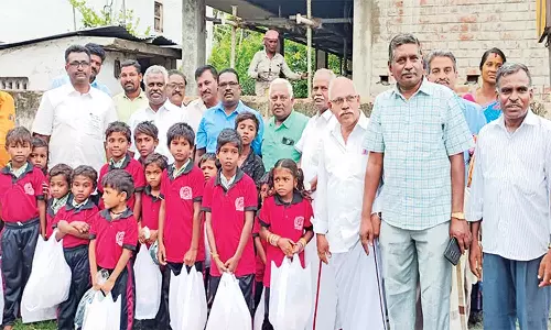 அரசு பள்ளியில் தீபாவளி விழா கொண்டாட்டம்