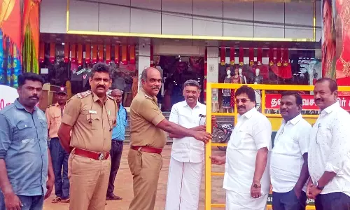 ஆலங்குளத்தில் தனியார் நிறுவனம் சார்பில் பேரிகார்டுகள்