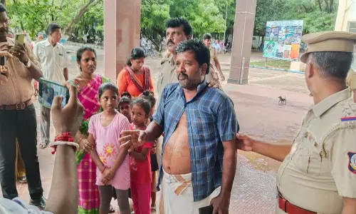 விழுப்புரம் கலெக்டர் அலுவலகத்தில் குடும்பத்துடன் தீக்குளிக்க முயன்ற விவசாயி