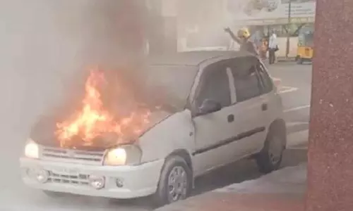 ஈரோடு ரெயில் நிலையம் முன்பு இன்று நிறுத்தி வைக்கப்பட்டிருந்த கார் தீப்பிடித்து எரிந்ததால் பரபரப்பு
