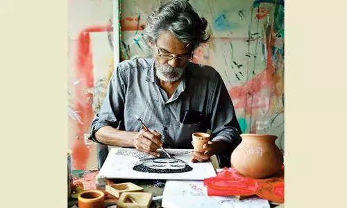 அஸ்தியை பயன்படுத்தி ஓவியம் வரையும் கேரள கலைஞர்