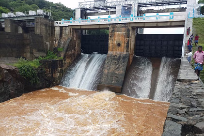 கல்வராயன்மலை கோமுகி அணைக்கு  நீர் வரத்து அதிகரிப்பால் முழுக் கொள்ளளவை எட்டியது: 800 கன அடி நீர் வெளியேற்றம்
