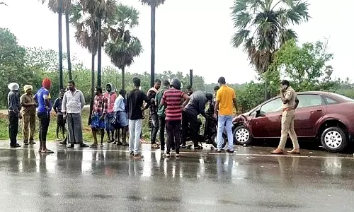 திசையன்விளை அருகே கார்கள் மோதியதில் மோட்டார் சைக்கிளில் சென்ற பெண் போலீஸ் ஏட்டு காயம்