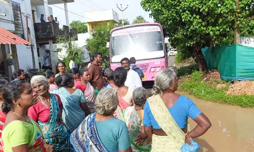 கடலூர் அருகே அரசு பஸ்சை சிறை பிடித்த  பொதுமக்கள்: நடுரோட்டில் நாற்று நட்டு போராட்டம்