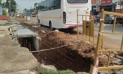 மழைநீர் கால்வாய் பள்ளத்தில் தவறி விழுந்ததில் வாலிபர் வயிற்றில் கம்பி குத்தியது