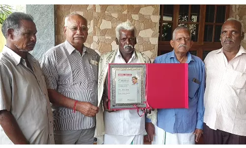 கவர்னரிடம் விருது பெற்ற பழங்குடியின விவசாயி மகிழ்ச்சி