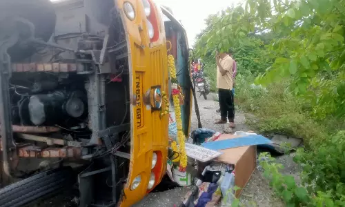 நடிகர் விஷாலின் சினிமா படப்பிடிப்புவேன் கவிழ்ந்து விபத்து - படக்குழுவினர் 4 பேர் படுகாயம்