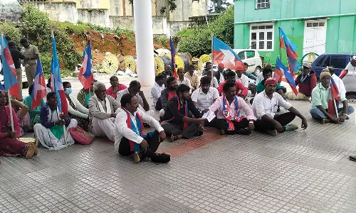 கோத்தகிரியில் அடிப்படை வசதிகள் கோரி கிராம மக்கள் ஆர்ப்பாட்டம்