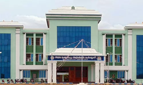 அரசு கல்லூரியில் மரக்கன்று நடும் விழா