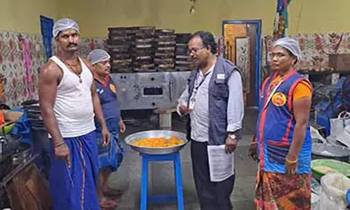 22 கிலோ இனிப்பு, காரம் பறிமுதல்; விதிமுறைகளை பின்பற்றாத கடைகளுக்கு அபராதம்