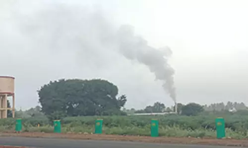 தார் கலவை தயாரிக்கும் போது வெளியேறும் நச்சுப் புகையால் பொதுமக்களுக்கு பாதிப்பு