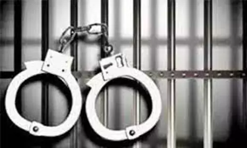 தனியார் நிறுவன ஊழியரை தாக்கிய 2 பேர் கைது