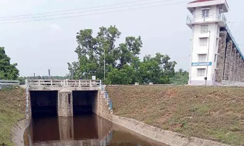 முத்தூர் தடுப்பணையில் இருந்து பாசன கால்வாயில் தண்ணீர் திறப்பு - விவசாயிகள் மகிழ்ச்சி