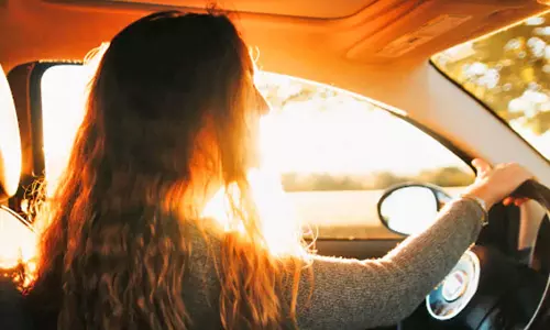 சோதனை ஓட்டத்திற்காக 1,000 மைல் தூரம் கார் ஓட்டிய மாணவி