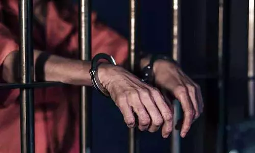 பல்லடம் அருகே வக்கீலை தாக்கிய 3 வாலிபர்கள் கைது