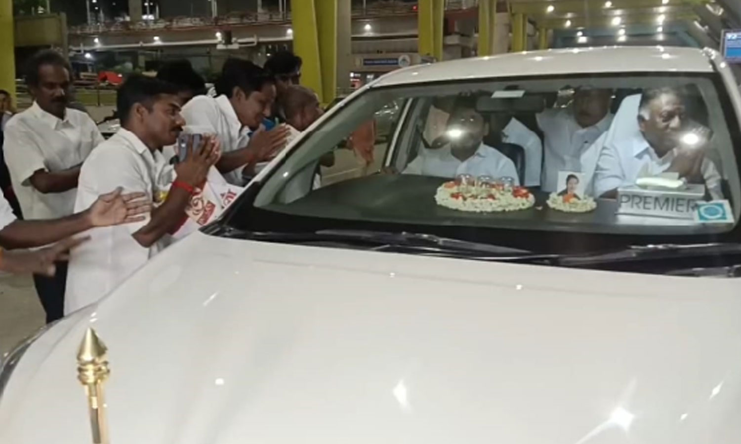 அ.தி.மு.க. கொடி இல்லாத காரில் பயணம் செய்த ஓ.பி.எஸ்.