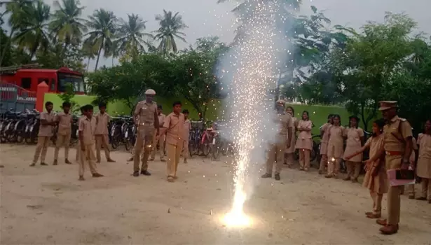 குமாரபாளையம் தீயணைப்பு துறை சார்பில் அவசரகால விழிப்புணர்வு செயல்முறை விளக்க முகாம் குமாரபாளையம் தீயணைப்பு துறை சார்பில் அவசரகால விழிப்புணர்வு செயல்முறை விளக்க முகாம்