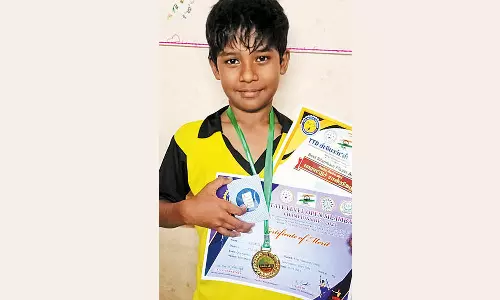 சுருள்வீச்சுப் போட்டியில் வெற்றி பெற்ற மாணவருக்கு வெள்ளிப்பதக்கம்