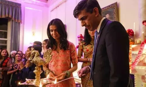 மனைவியுடன் தீபாவளி கொண்டாடிய இங்கிலாந்து பிரதமர் ரிஷி சுனக்