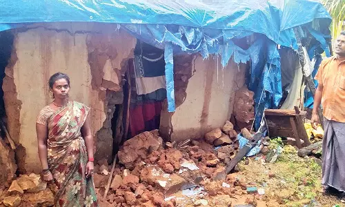 சிவகிரி பகுதியில் தொடர் மழையால் வீட்டு சுவர் இடிந்தது