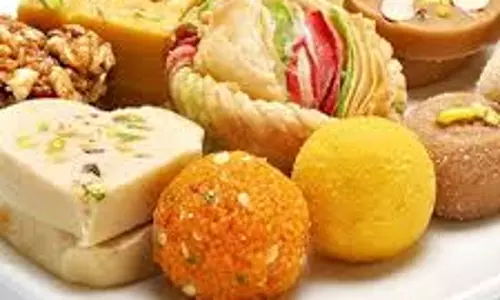 ரூ.1.50 லட்சம் செலவில் பணியாளர்களுக்கு புத்தாடை, இனிப்பு