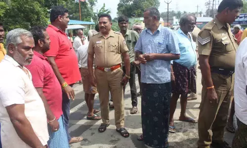 பள்ளிபாளையத்தில் பொதுமக்கள் சாலைமறியல்