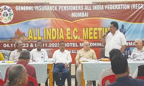 இன்சூரன்சு ஊழியர்களின் ஓய்வூதியத்தை உயர்த்தி வழங்க வேண்டும்