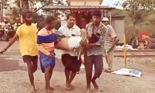 ரெயில்வே கேட் மூடல்: 15 நிமிட தாமதத்தால் பறிபோன உயிர்