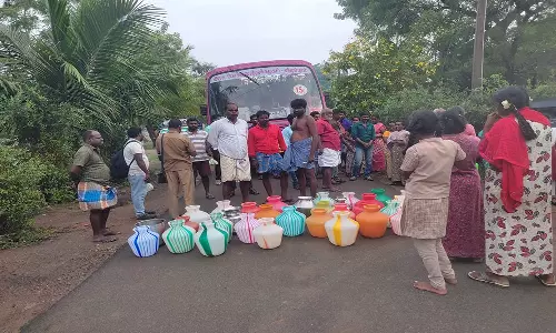 சின்னசேலம் அருகே குடிநீர் கேட்டு அரசு பஸ் சிறைபிடிப்பு:  கிராம மக்கள் சாலை மறியல்