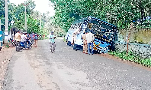 இரணியல் அருகே பள்ளத்தில் பாய்ந்த அரசு பஸ்