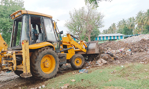 புளியம்பட்டி வார சந்தை பகுதியில் கொட்டப்பட்ட குப்பைகள் அகற்றம்