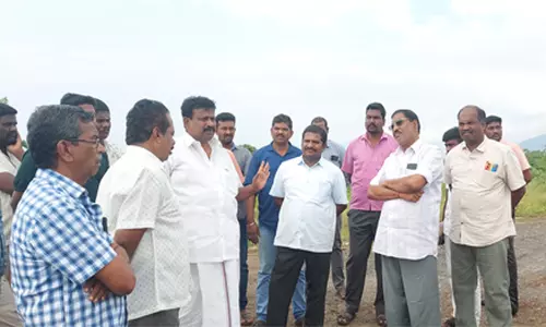 ஊருக்கு ஒதுக்குப்புறமாக இடம் தேர்வு தாசில்தாரை முற்றுகையிட்ட பட்டாசு கடை உரிமையாளர்கள்