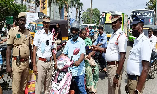 கடலூரில்  ஹெல்மெட் அணிந்து வந்த வாகன ஓட்டிகளுக்கு  போக்குவரத்து போலீசார் பாராட்டி இனிப்பு வழங்கினர்