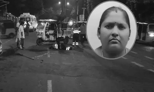 திருவான்மியூரில் கார் இடித்ததில் சாலையில் விழுந்த துப்புரவு பெண் ஊழியர் லாரி மோதி பலி