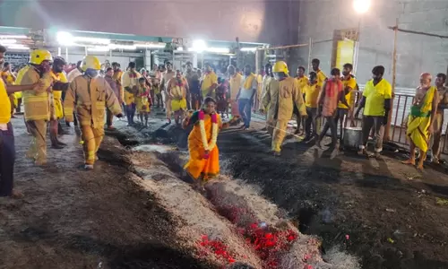 ராசிபுரம் நித்திய சுமங்கலி மாரியம்மன் கோவிலில் தீ மிதி விழா