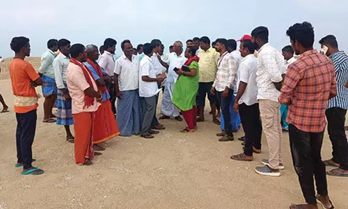 பழவேற்காடு முகத்துவாரத்தில் மணல் சேர்ந்து அடைப்பு: 2 வாரமாக மீனவர்கள் கடலுக்குள் மீன்பிடிக்க செல்லவில்லை