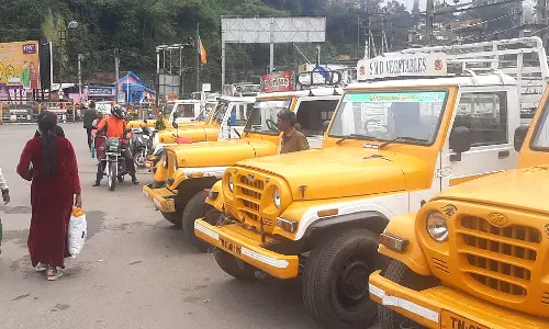 குன்னூரில் நெரிசல்: இடம் மாறிய லாரிகள் நிறுத்தம்