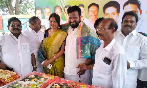 ஏழை-எளியோருக்கு பட்டாசு, இனிப்பு