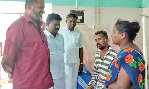கடையநல்லூர் அருகே மேற்கூரை இடிந்து விழுந்து காயமடைந்த தொழிலாளிக்கு எம்.எல்.ஏ. ஆறுதல்