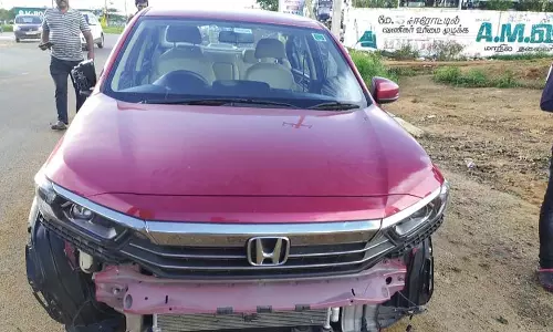 பாவூர்சத்திரத்தில் மோட்டார் சைக்கிள் மீது கார் மோதி டிரைவர் படுகாயம்