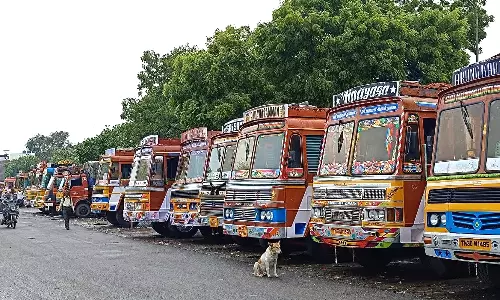 கோவையில் லாரி உரிமையாளர்கள் வேலை நிறுத்தம்